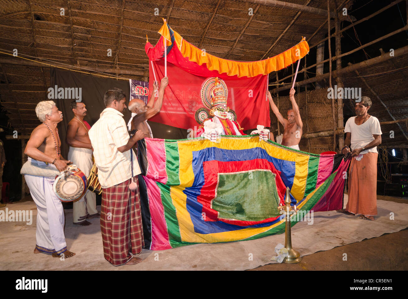 Il KATHAKALI Ravana carattere sul palco Kolornagerkavu-Mandir in Perratil, Kerala, India, Asia Foto Stock