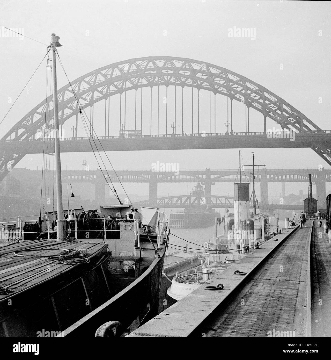 Newcastle,Tyne & Wear, 1950s. Vista del Tyne Bridge, un famoso ponte in ferro con un segno distintivo di curva che attraversa il fiume Tyne. Foto Stock