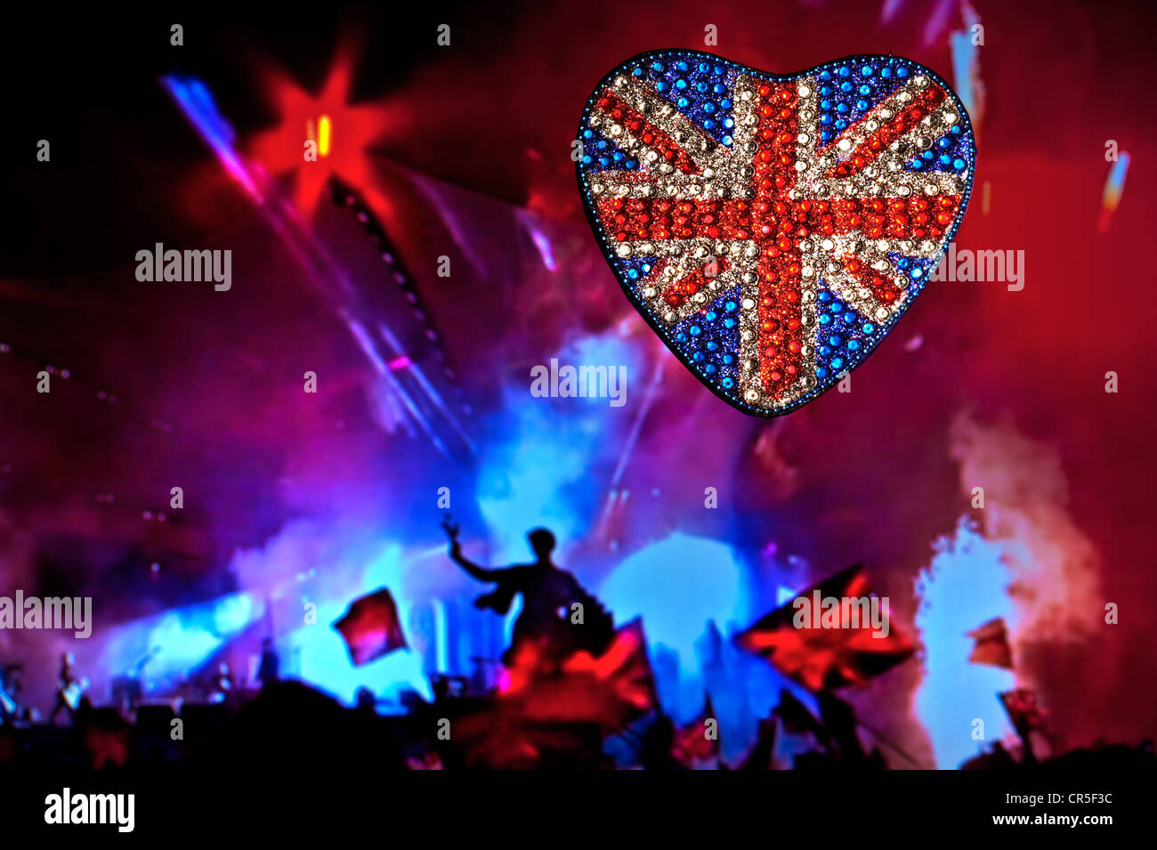 A forma di cuore frizzante riflettente Union Jack Flag all'aperto con musica party spettacolare di notte London REGNO UNITO Foto Stock