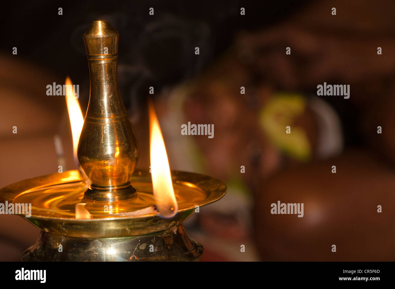 Olio lampada bruciatura durante la cerimonia spirituale di applicare il make-up del Kathakali ballerini, Varkala Kerala, India, Asia Foto Stock
