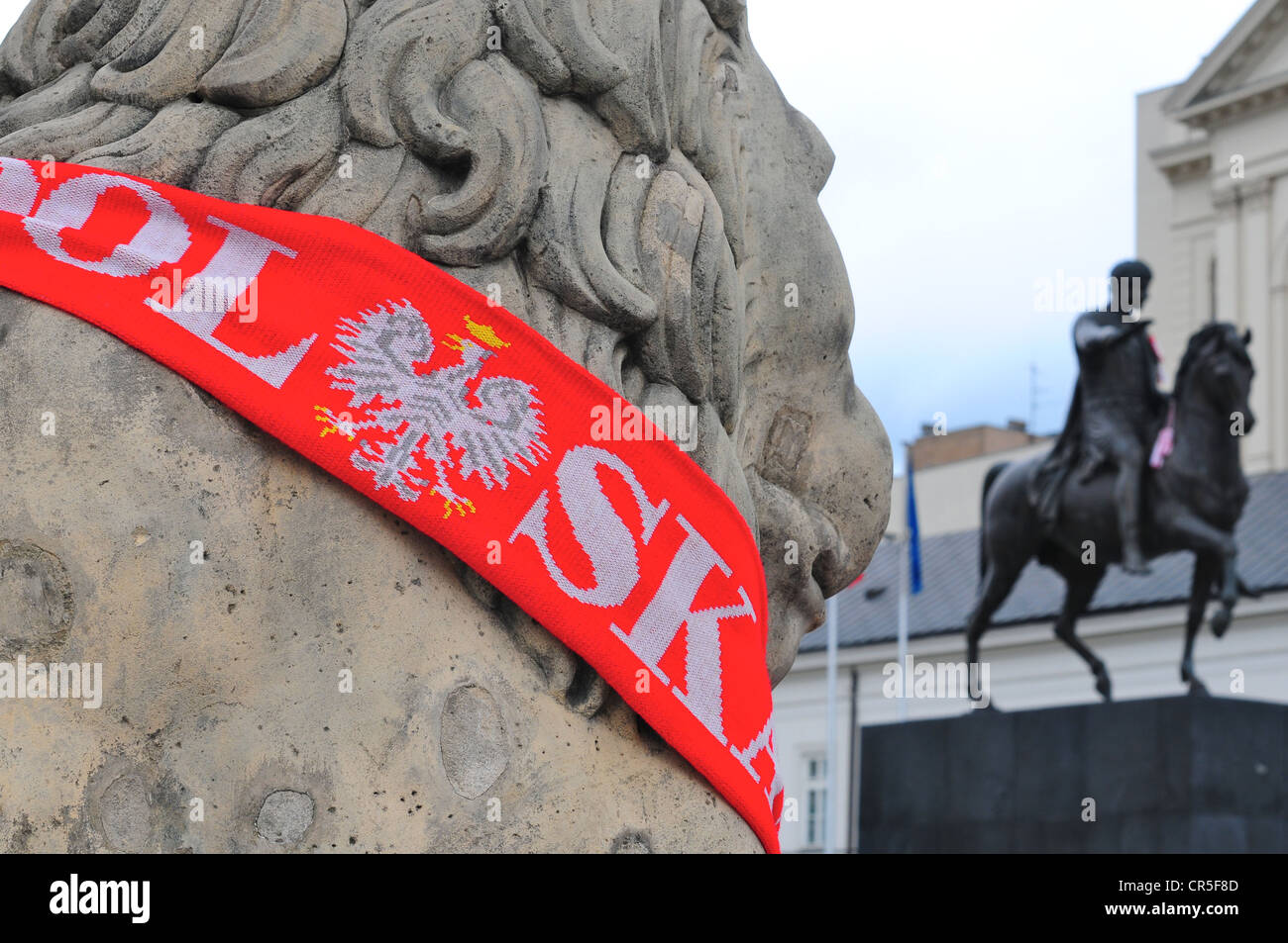 La Polonia sciarpa su una statua di Varsavia a Euro 2012 Foto Stock