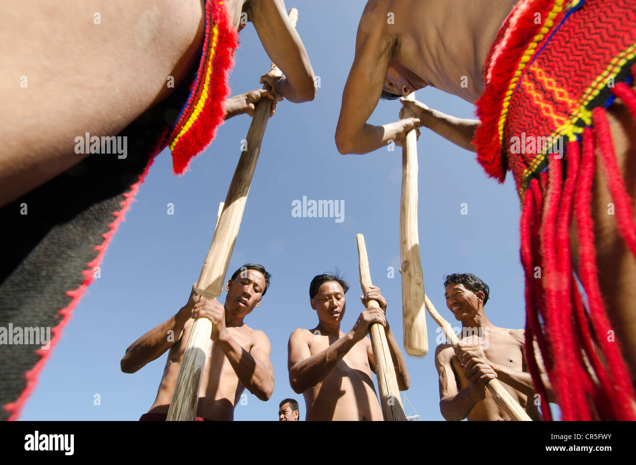 I membri della tribù Samdom mostrano il loro modo tradizionale di colture di frantumazione in occasione dell'annuale Festival Hornbill, Kohima, Nagaland Foto Stock