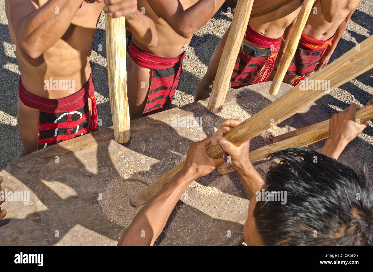 I membri della tribù Samdom mostrano il loro modo tradizionale di colture di frantumazione in occasione dell'annuale Festival Hornbill, , India, Asia Foto Stock