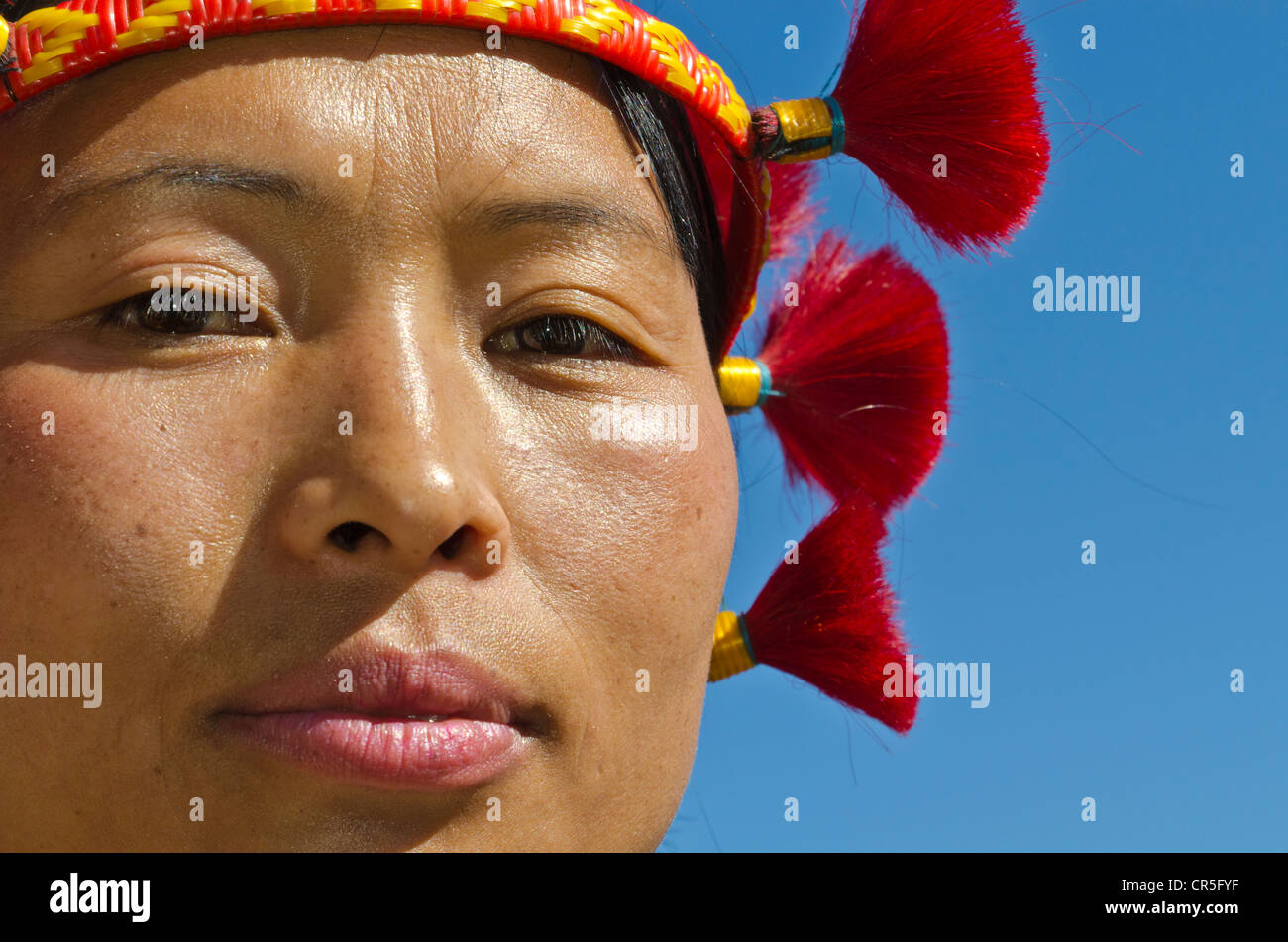 Donna della tribù Samdom con tradizionale copricapo in occasione dell'annuale Festival Hornbill, Kohima, Nagaland, India, Asia Foto Stock