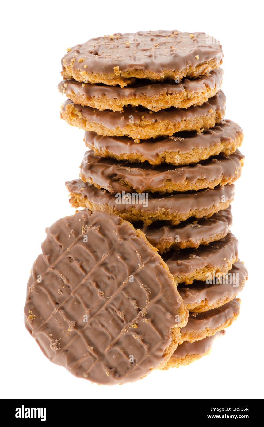 Pila di cioccolato rivestiti i cookie - sparato in studio con uno sfondo bianco Foto Stock