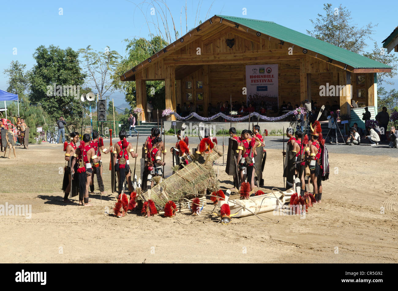 Le tribù di Nagaland sono visualizzati i loro costumi e danze al grande showground di Hornbill Festival, Nagaland, India Foto Stock