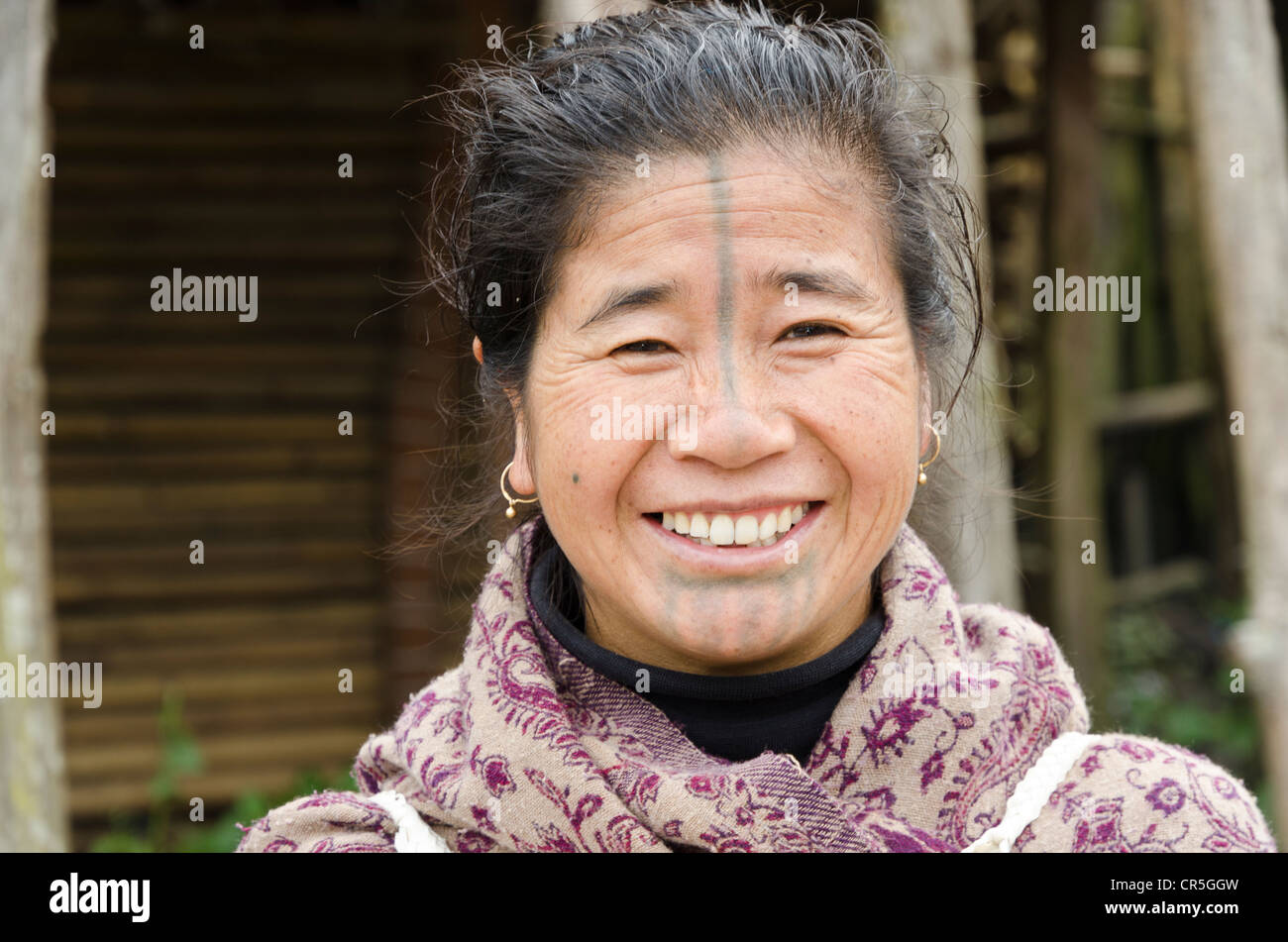 Apatani donna della generazione successiva senza il tradizionale bamboo-dischi nelle sue narici, questa usanza era di impedire che i giovani Foto Stock