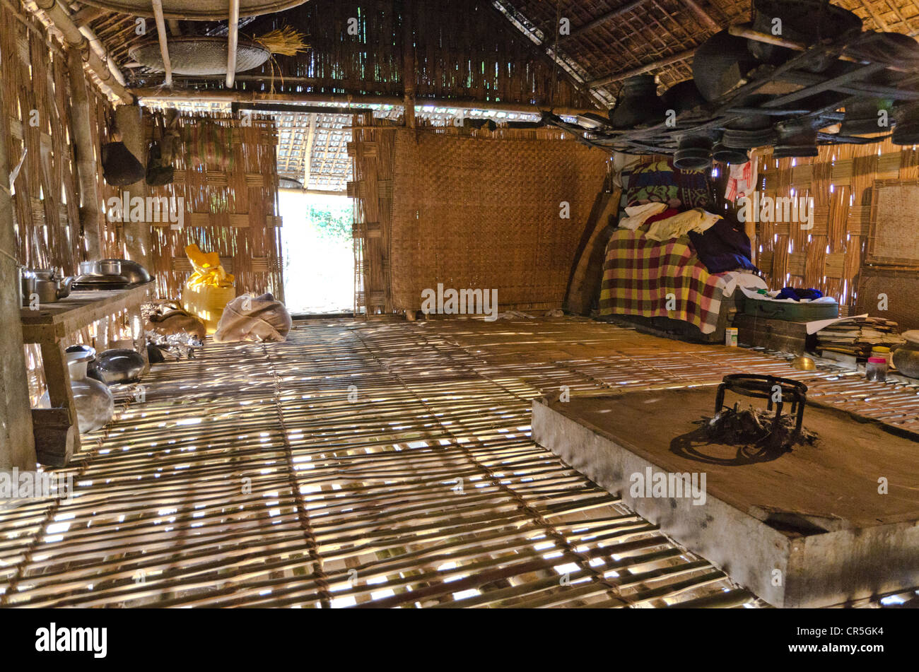 All'interno di una casa tradizionale della tribù Mishing, tutta la famiglia vive in una camera, Karpun Puli village, Assam, India, Asia Foto Stock
