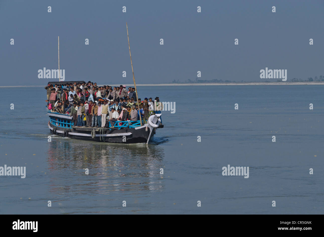 Rustico ferry-boat a Jorhat impiega più di un ora per attraversare il possente fiume Brahmaputra, India, Asia Foto Stock