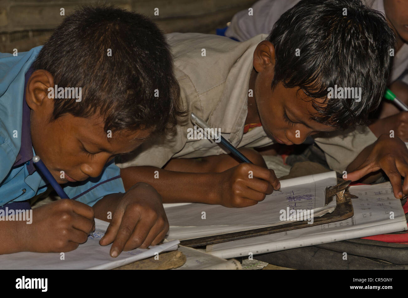 I bambini nella scuola di governo in Borbil studio ancora sul pavimento, India, Asia Foto Stock