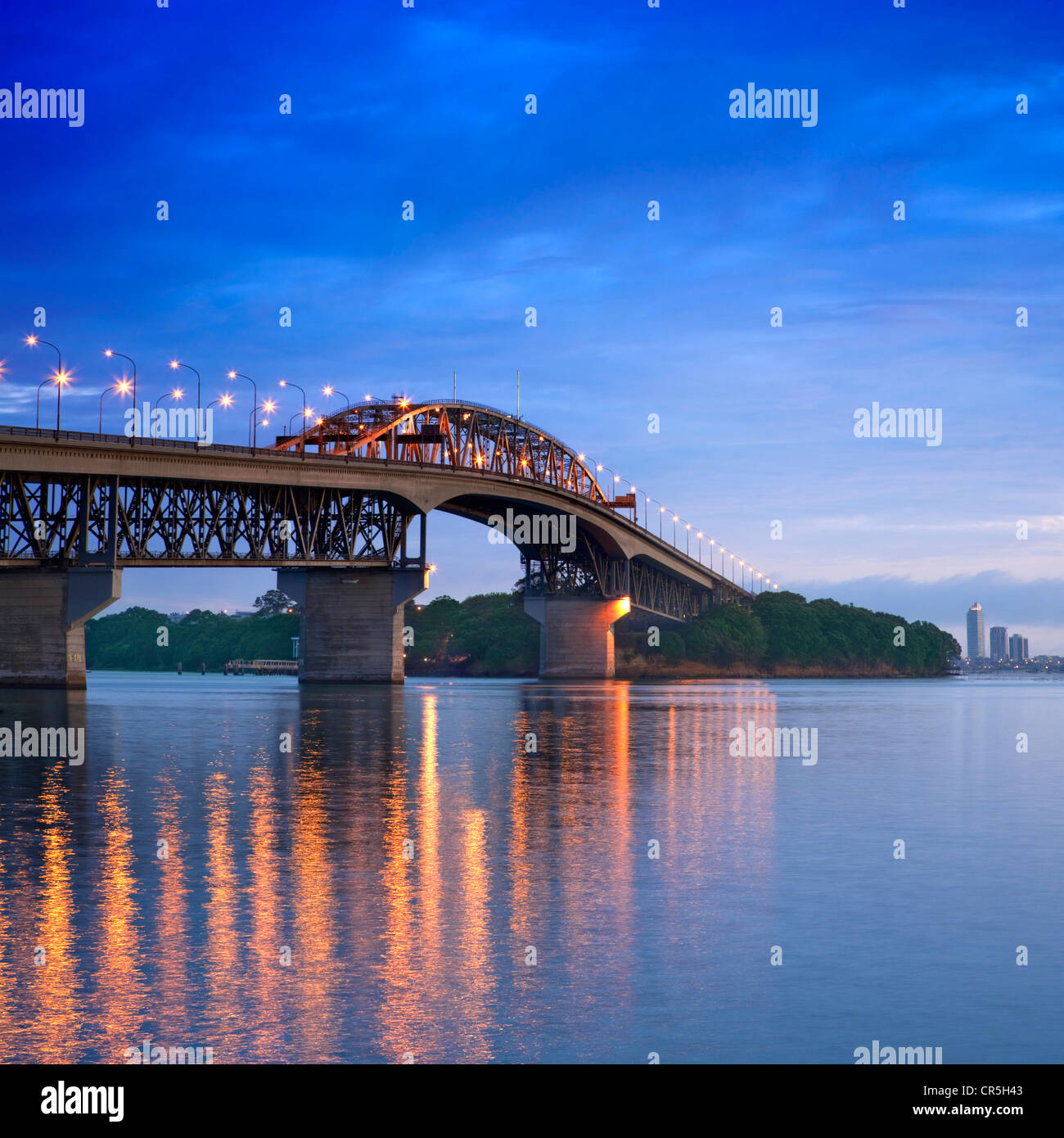Auckland Harbour Bridge con le sue luci accese, appena prima dell'alba. Foto Stock