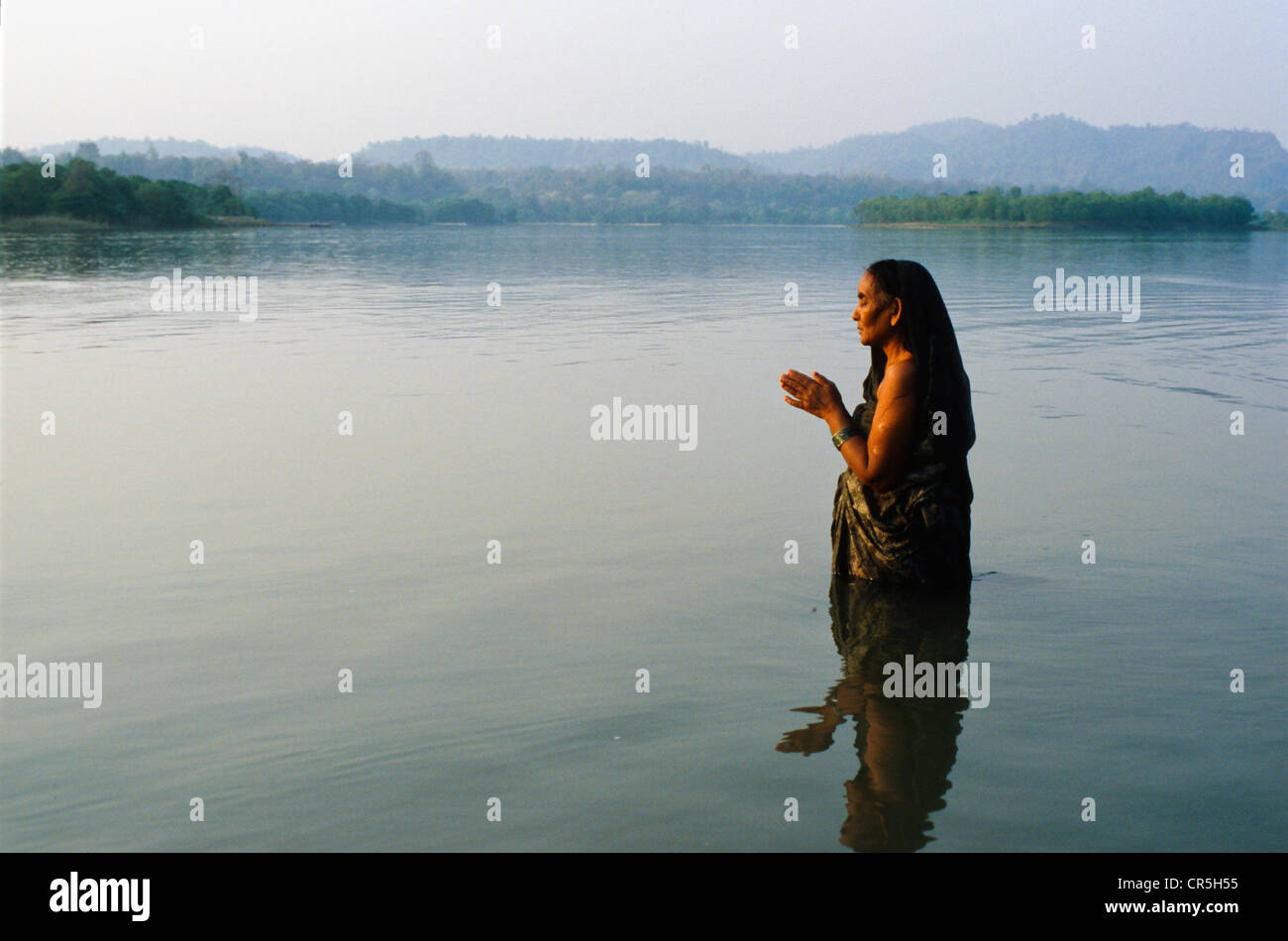 Donna in preghiera a Dio nel freddo chiare acque del fiume Gange, Haridwar, Uttarakhand, precedentemente Uttaranchal, India, Asia Foto Stock