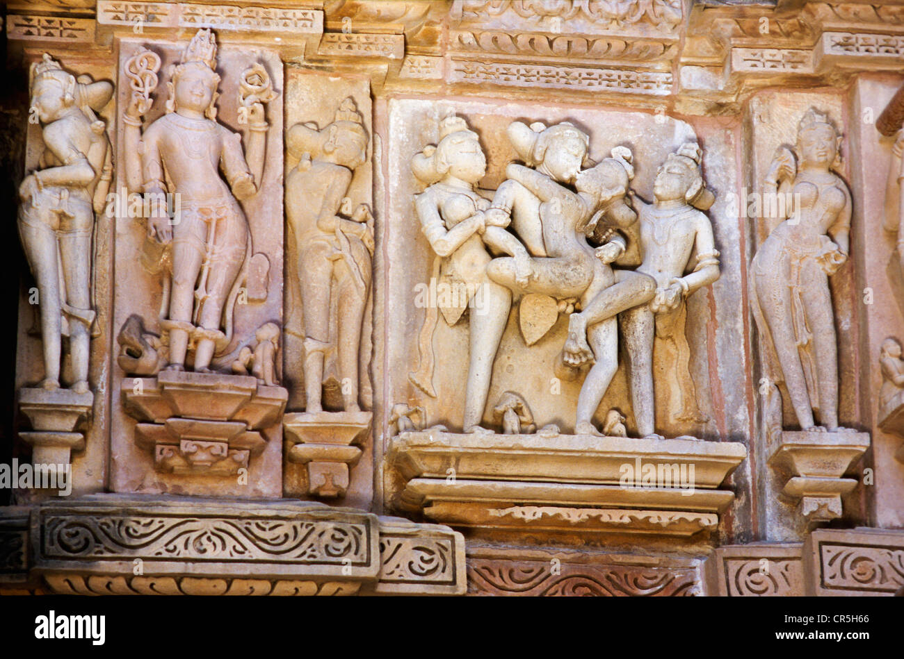 Sculture in pietra raffiguranti scene del kamasutra, templi di Khajuraho,  Khajuraho, Madhya Pradesh, India, Asia Foto stock - Alamy
