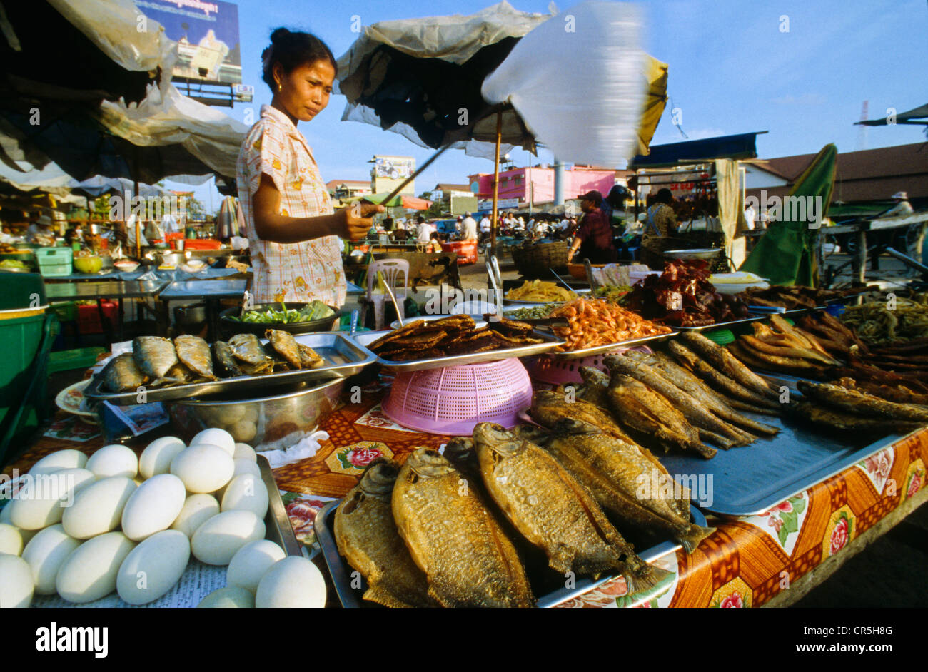 La frittura di pesce e uova per la vendita, street in vendita in Siem Reap, Cambogia, sud-est asiatico Foto Stock