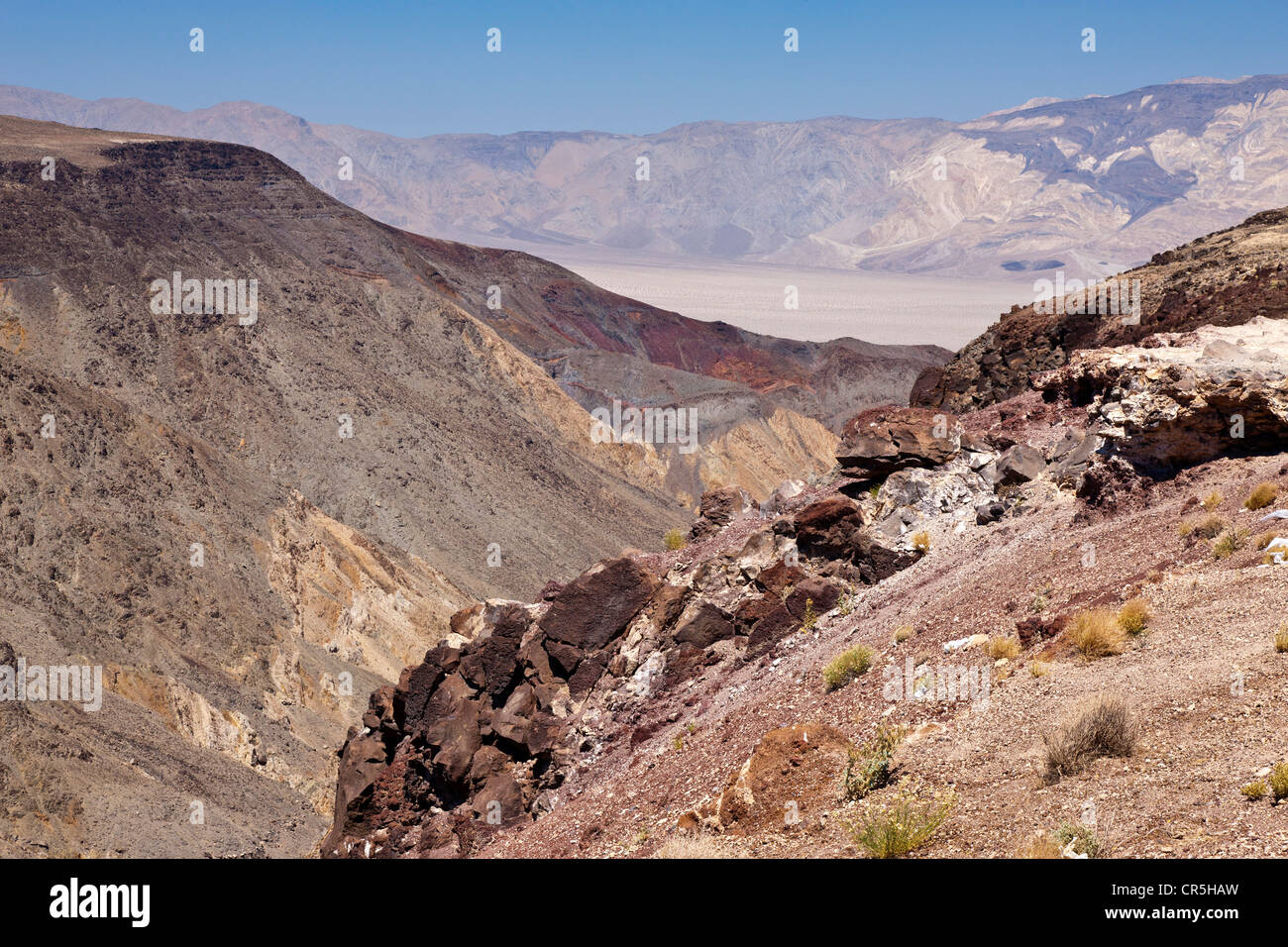 Guardando giù nella valle Panamint dalla Route 190, avvicinando Death Valley, California, Stati Uniti d'America. JMH5338 Foto Stock
