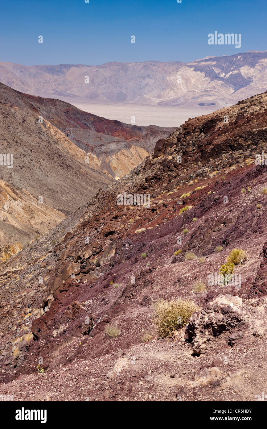 Guardando giù nella valle Panamint dalla Route 190, avvicinando Death Valley, California, Stati Uniti d'America. JMH5340 Foto Stock