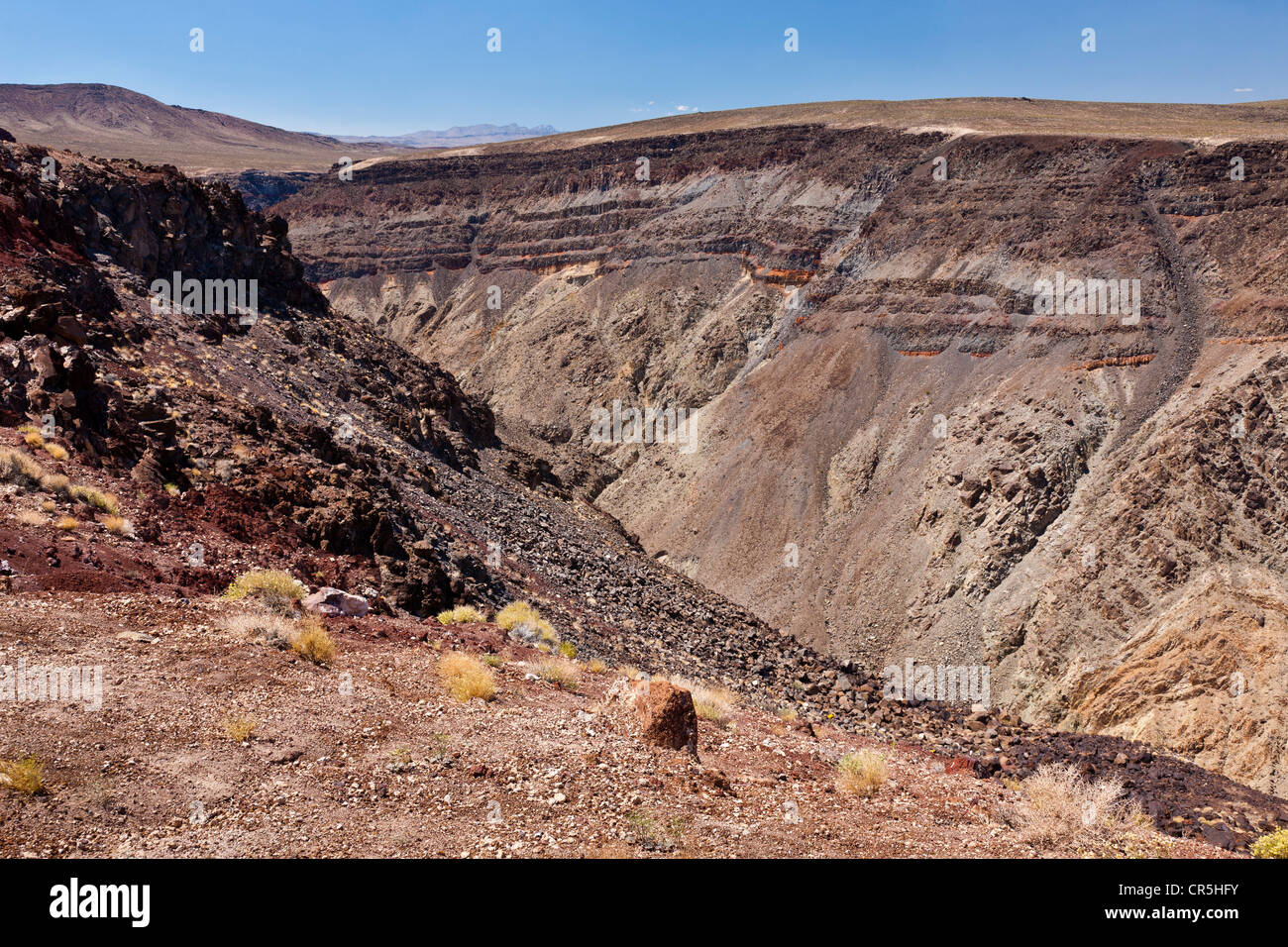 Guardando giù nella valle Panamint dalla Route 190, avvicinando Death Valley, California, Stati Uniti d'America. JMH5341 Foto Stock