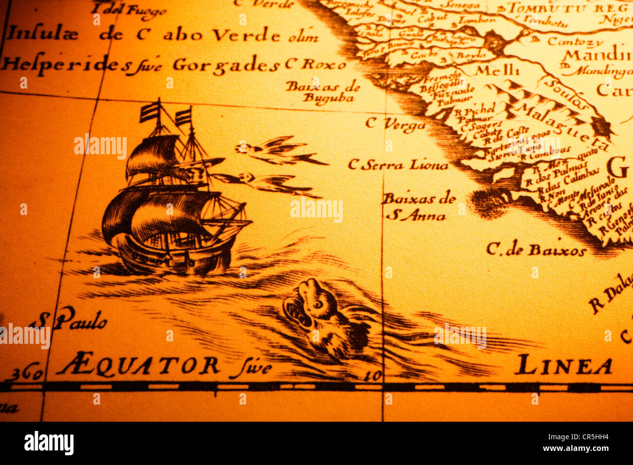 Dettaglio di una vecchia mappa che mostra una nave circa per attraversare l'equatore, un mostro marino Foto Stock