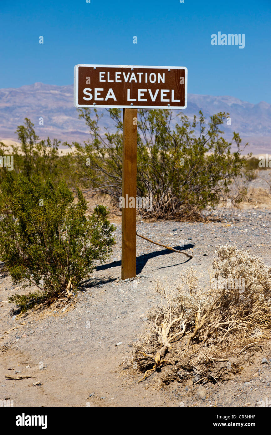 Livello del mare segno, tubo di stufa di pozzi, Death Valley, California, Stati Uniti d'America. JMH5342 Foto Stock