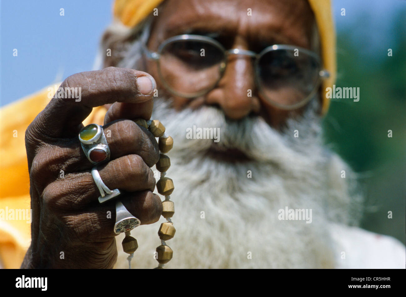 Sadhu pregando e utilizzando la sua mala, Rishikesh, Uttarakhand, precedentemente Uttaranchal, India, Asia Foto Stock