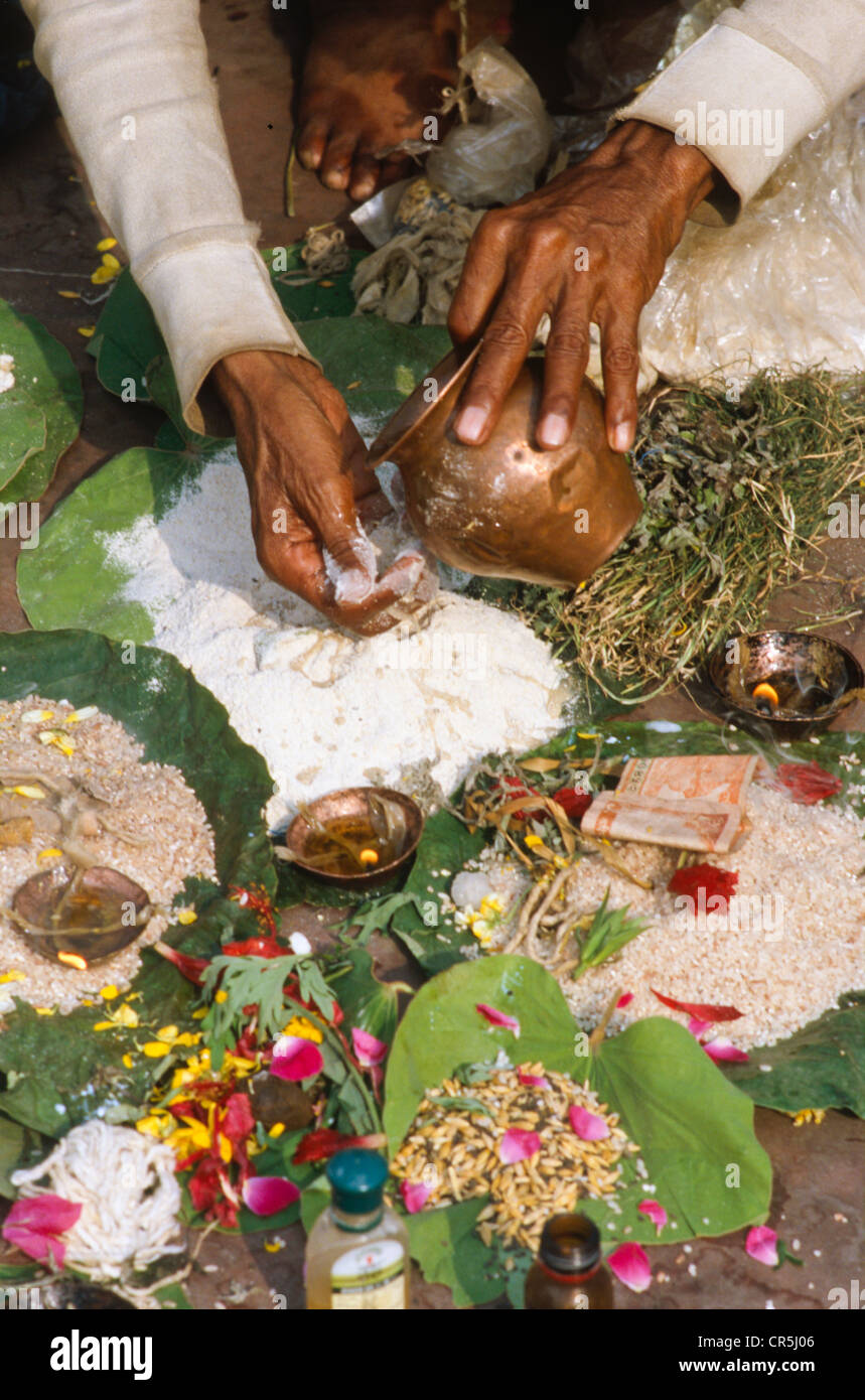 Un piccolo rituale come parte del rituale di pregare per la buona la reincarnazione di una persona morta, Haridwar, Uttarakhand Foto Stock