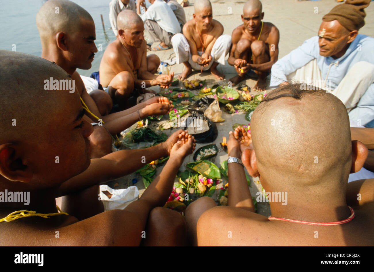 I figli di un uomo morto di pregare per una buona reincarnazione per il loro padre a Har Ki Pauri Ghat in Haridwar, Uttarakhand Foto Stock