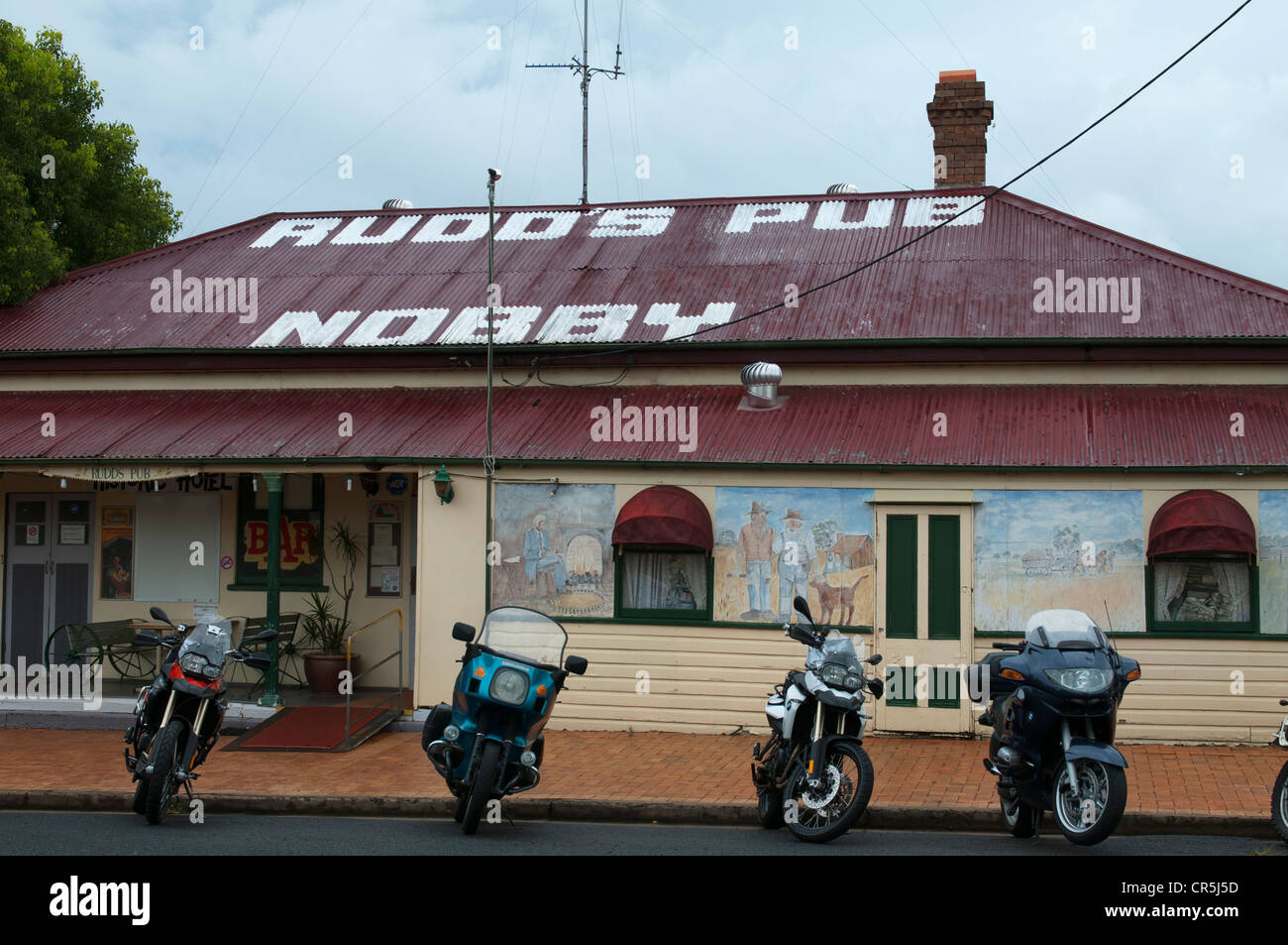 Moto parcheggiate al di fuori del centro storico Rudd's Pub. Foto Stock