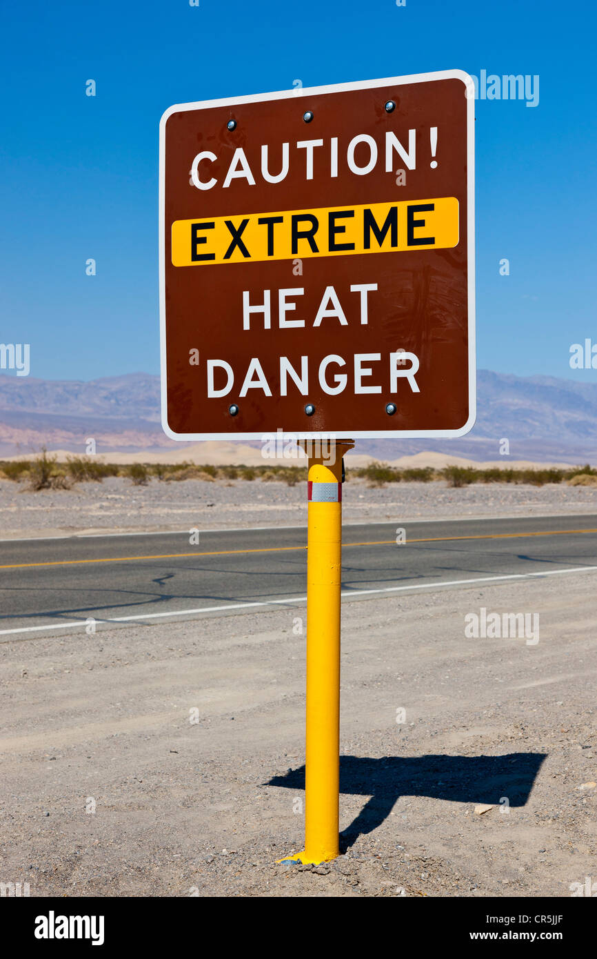 'Attenzione calore estremo pericolo' firmare, Route 190, Death Valley, California, Stati Uniti d'America. JMH5346 Foto Stock