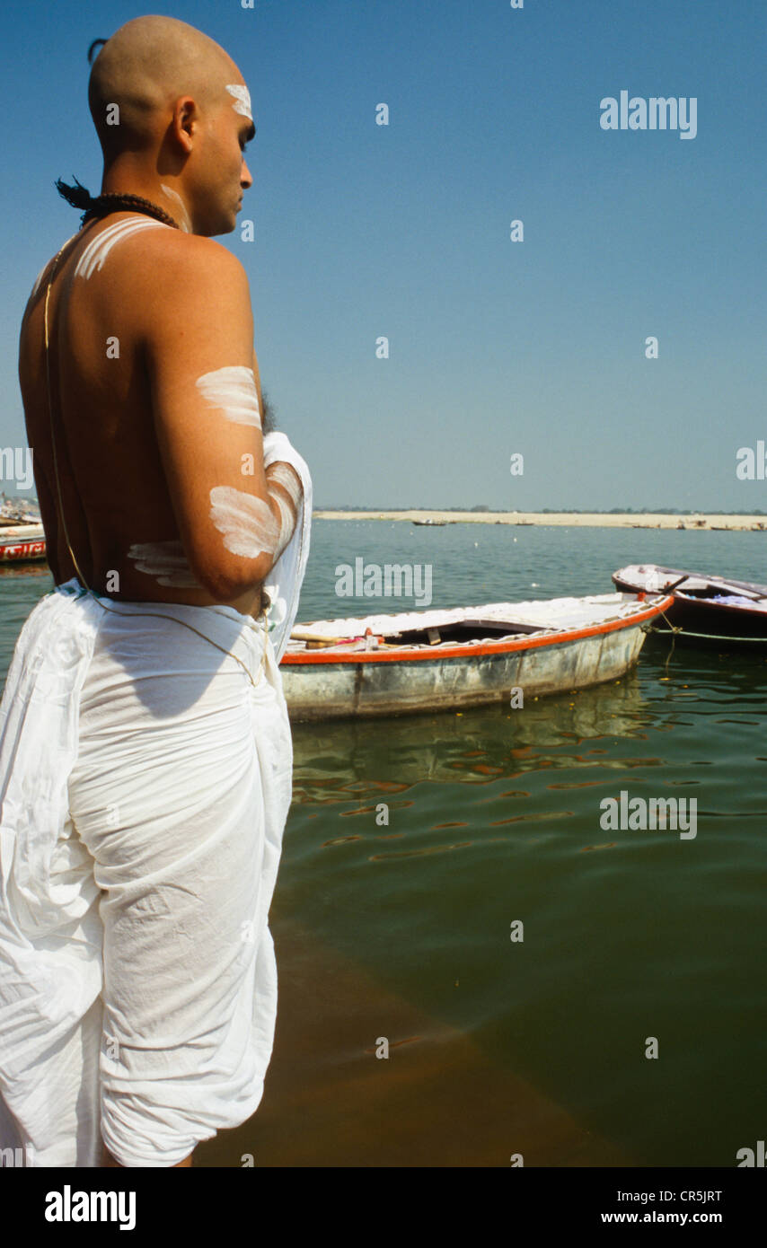 Sacerdote pregare verso il santo Gange, Varanasi, Uttar Pradesh, India, Asia Foto Stock