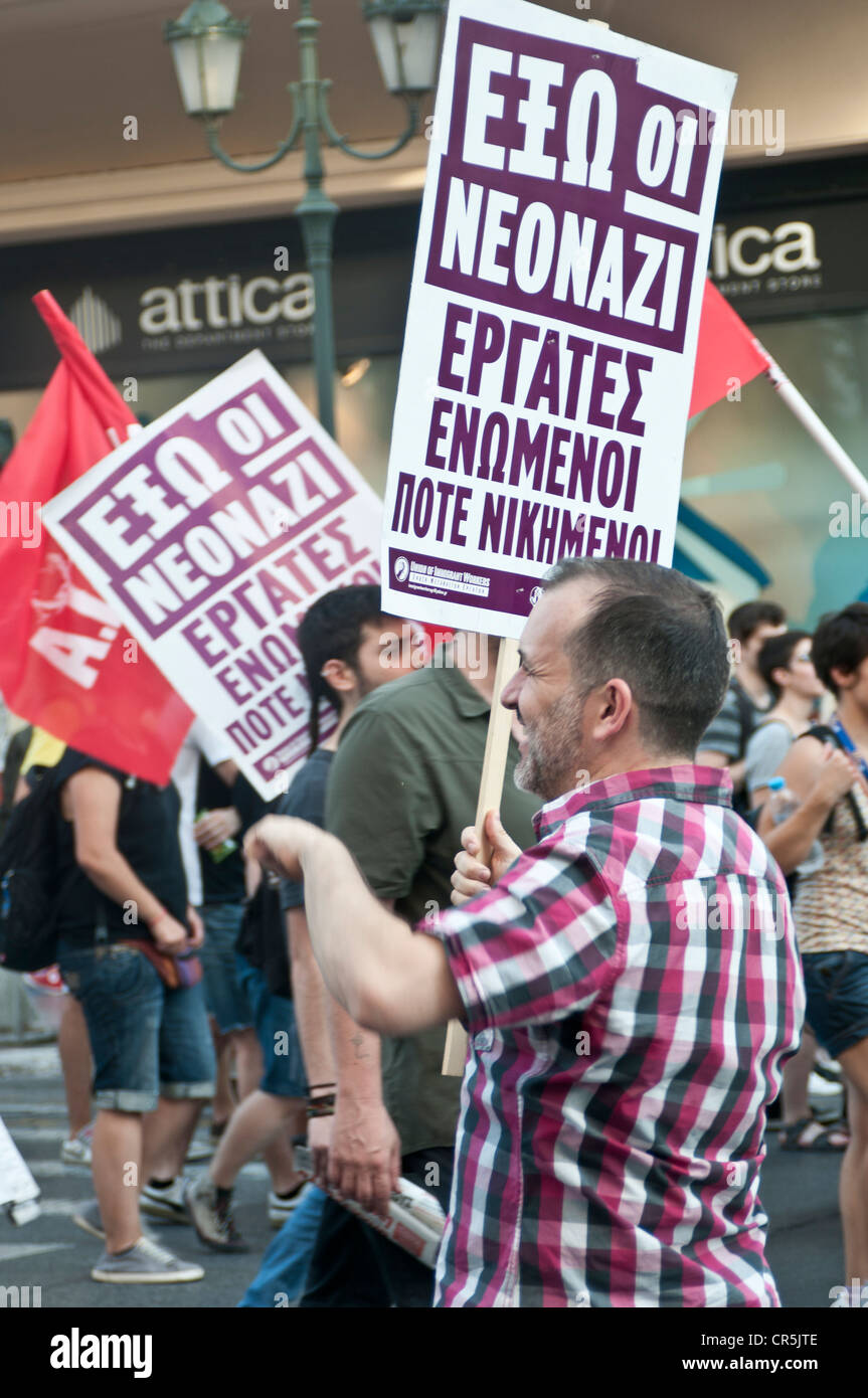 Protesta antifascista a Atene, Grecia contro l' estrema destra partito Alba d'oro che . Foto Stock