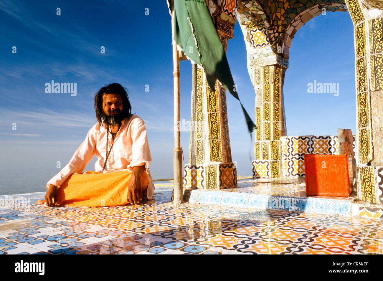 Sadhu avendo cura di un tempio sulla sommità del Girnar Hill, Junagadh, Gujarat, India, Asia Foto Stock