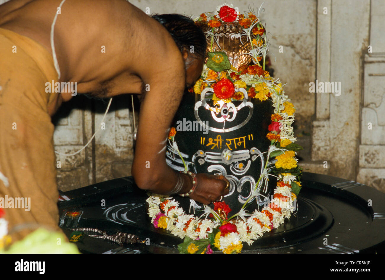 Bramino preparare una Shiva Lingam per la mattina Pooja, Nasik, Maharashtra, India, Asia Foto Stock