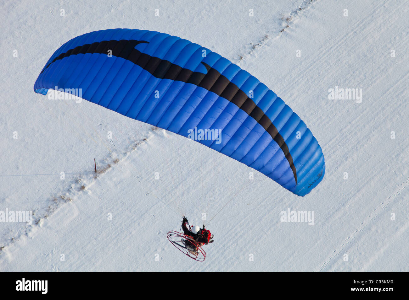 Francia, Eure, Vesly, Sebastien flying wing Apco vigore HP (spinta) e paramotore Yvasion 2000 R80 (vista aerea) Foto Stock
