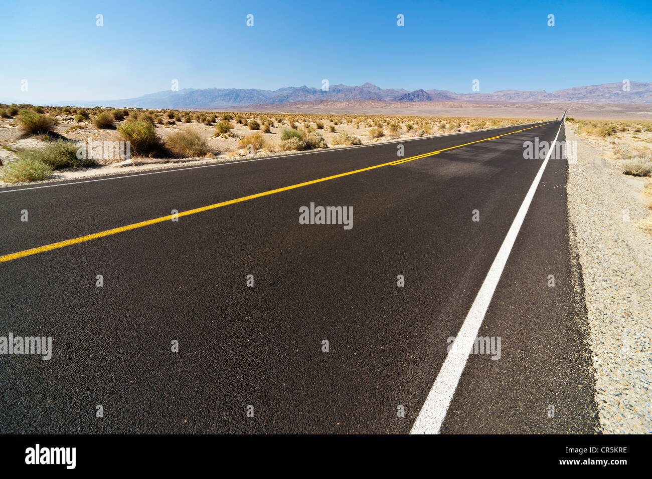 Lungo rettilineo di autostrada o di strada che si estende all'infinito, Death Valley, California, Stati Uniti d'America. JMH5359 Foto Stock