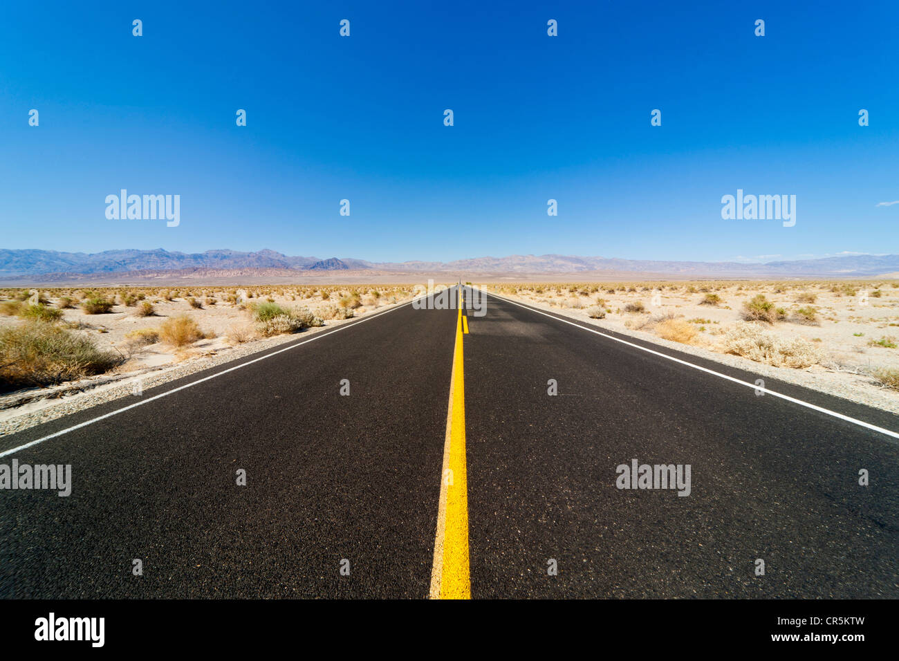 Lungo rettilineo di autostrada o di strada che si estende all'infinito, Death Valley, California, Stati Uniti d'America. JMH5360 Foto Stock