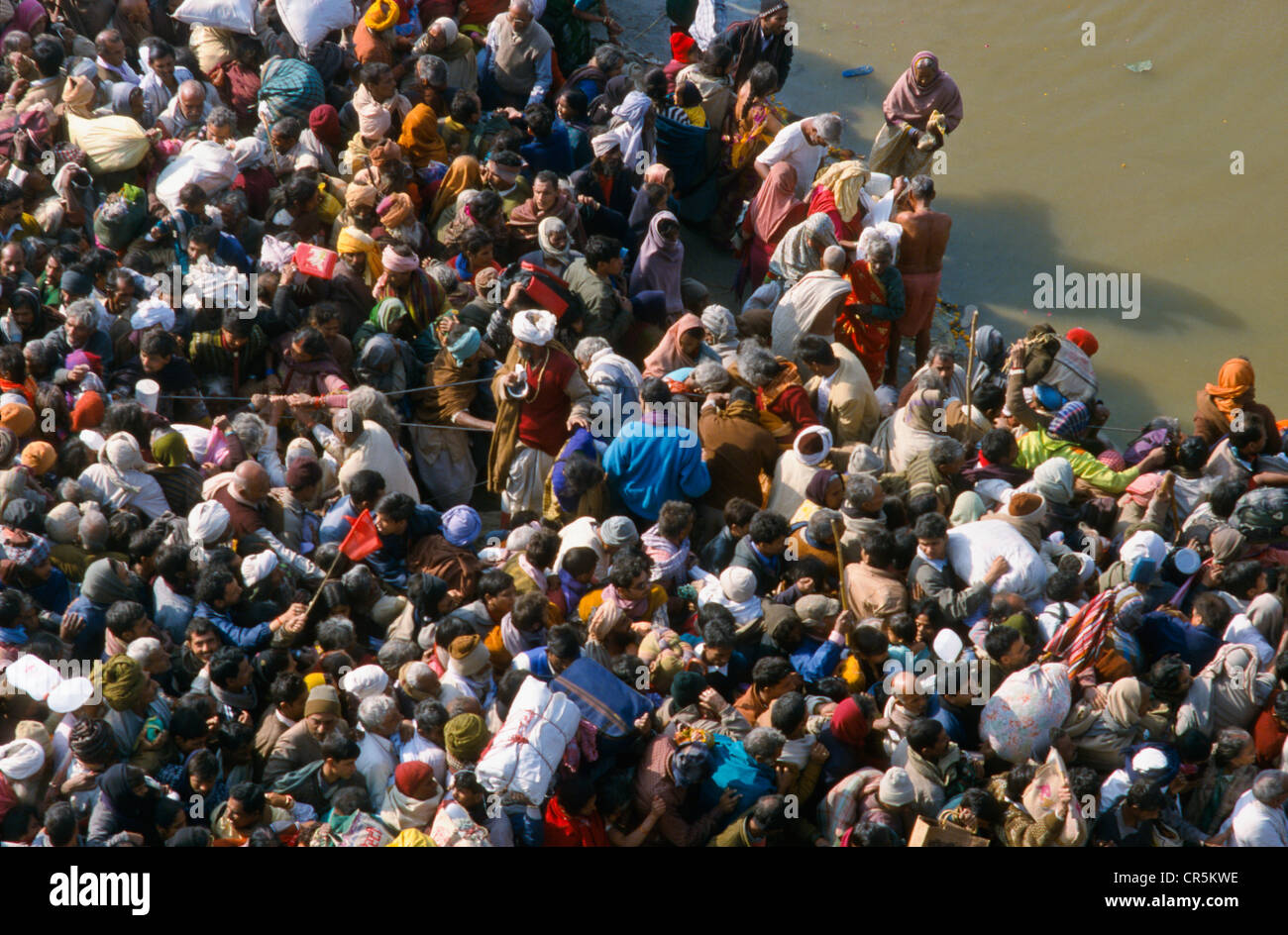 Milioni di persone in attesa di prendere Maha Snan, la pulizia spiritualmente tuffo in acqua alla confluenza dei fiumi Gange Foto Stock