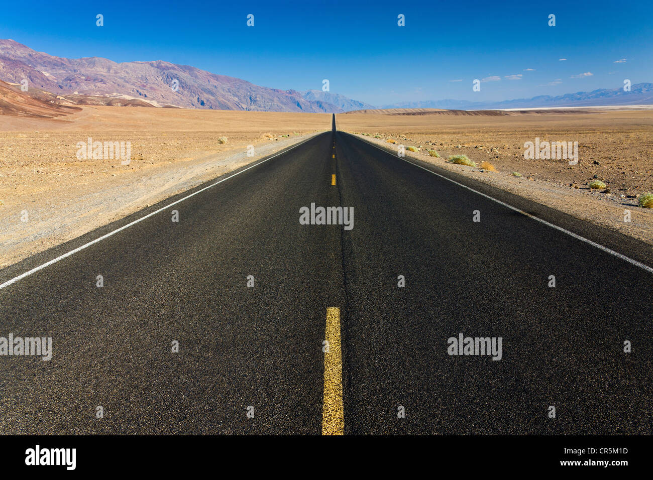 Lungo rettilineo di autostrada o di strada che si estende all'infinito, Badwater Road, Death Valley, California, Stati Uniti d'America. JMH5362 Foto Stock