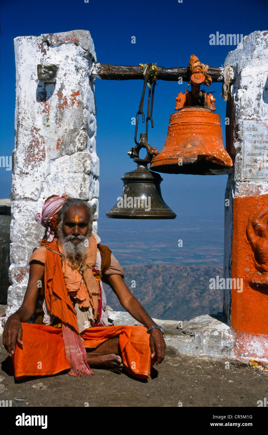 Vecchio sadhu avendo cura di uno dei templi Girnar Hill, Junagadh, Gujarat, India, Asia Foto Stock