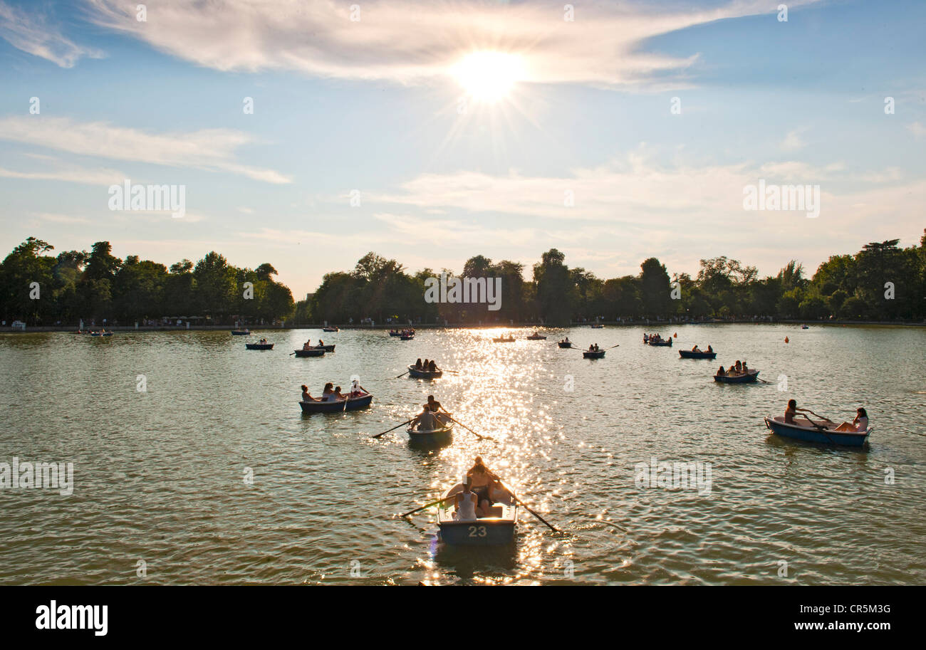 Barche a remi in mare, il Parque del Retiro, Gran Estanque, Madrid, Spagna, Europa Foto Stock