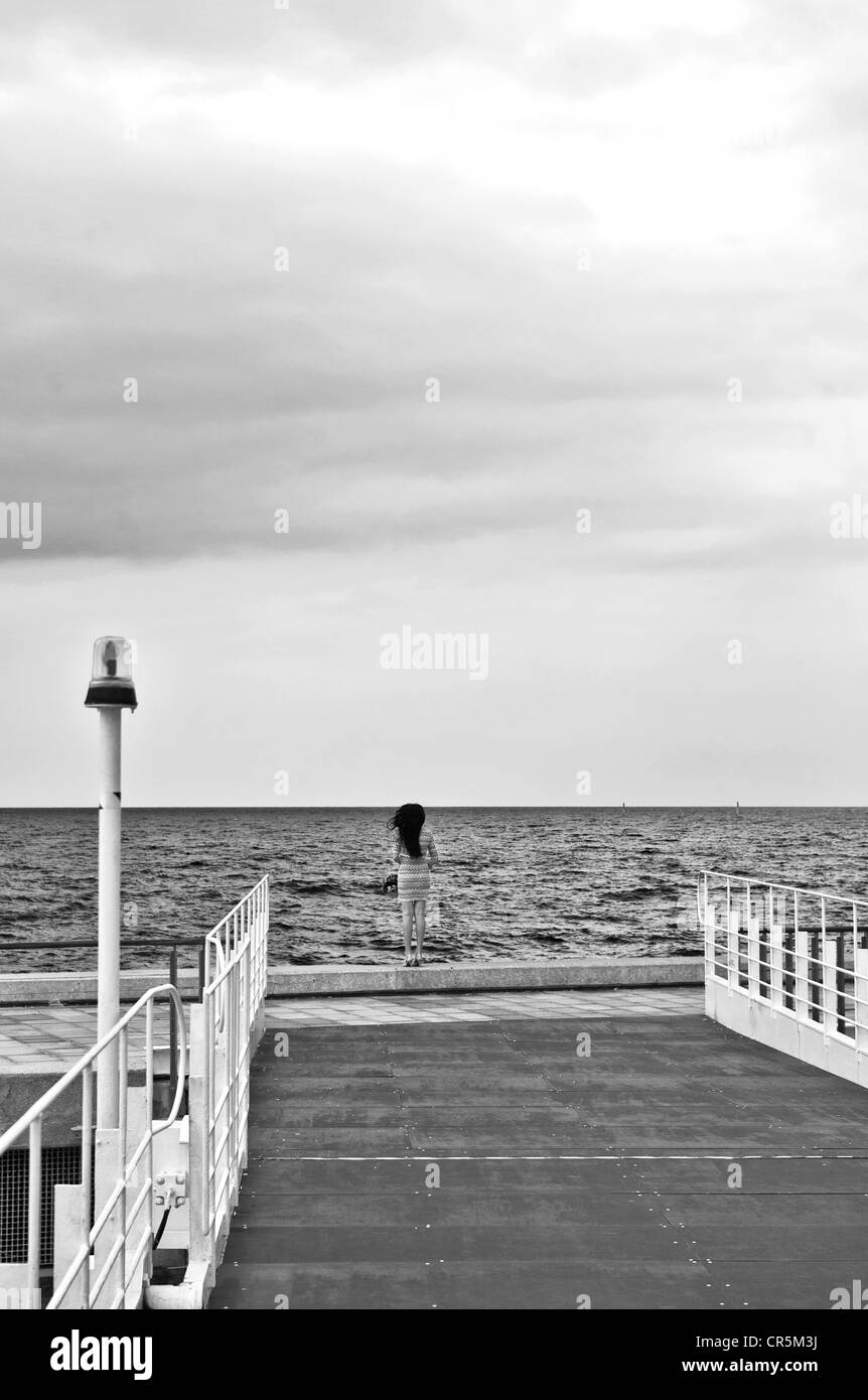 Donna che guarda verso il mare, il Porto Olimpico di Barcellona, in Catalogna, Spagna, Europa Foto Stock