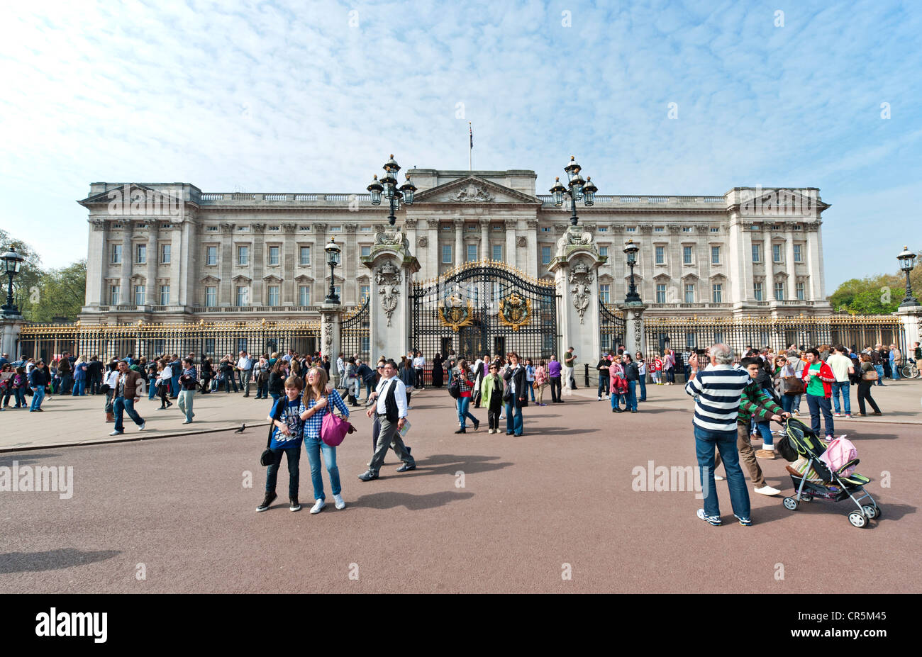 I turisti fuori Buckingham Palace, London, England, Regno Unito, Europa Foto Stock