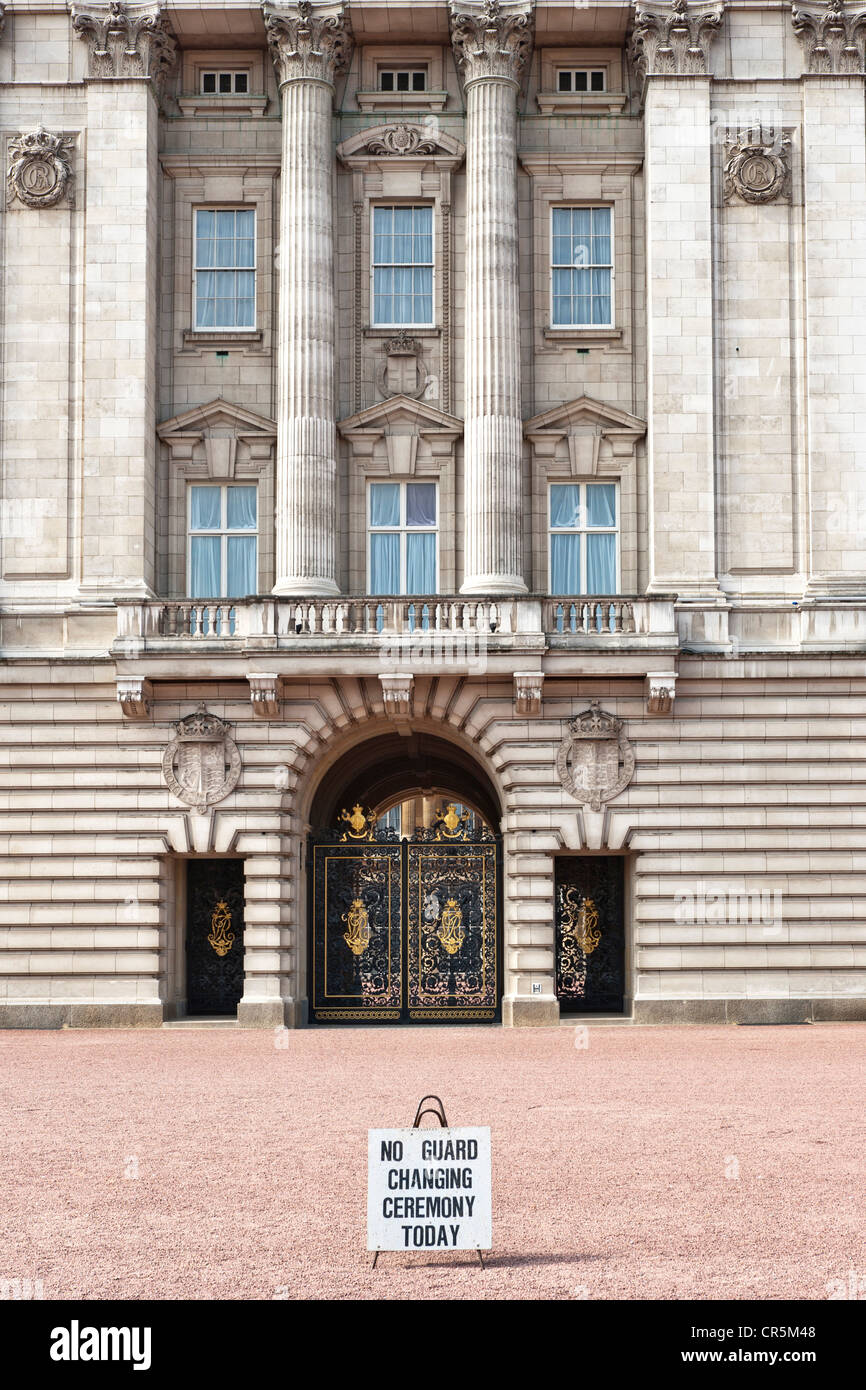 Segno, nessun cambio della guardia oggi, Buckingham Palace, London, England, Regno Unito, Europa Foto Stock