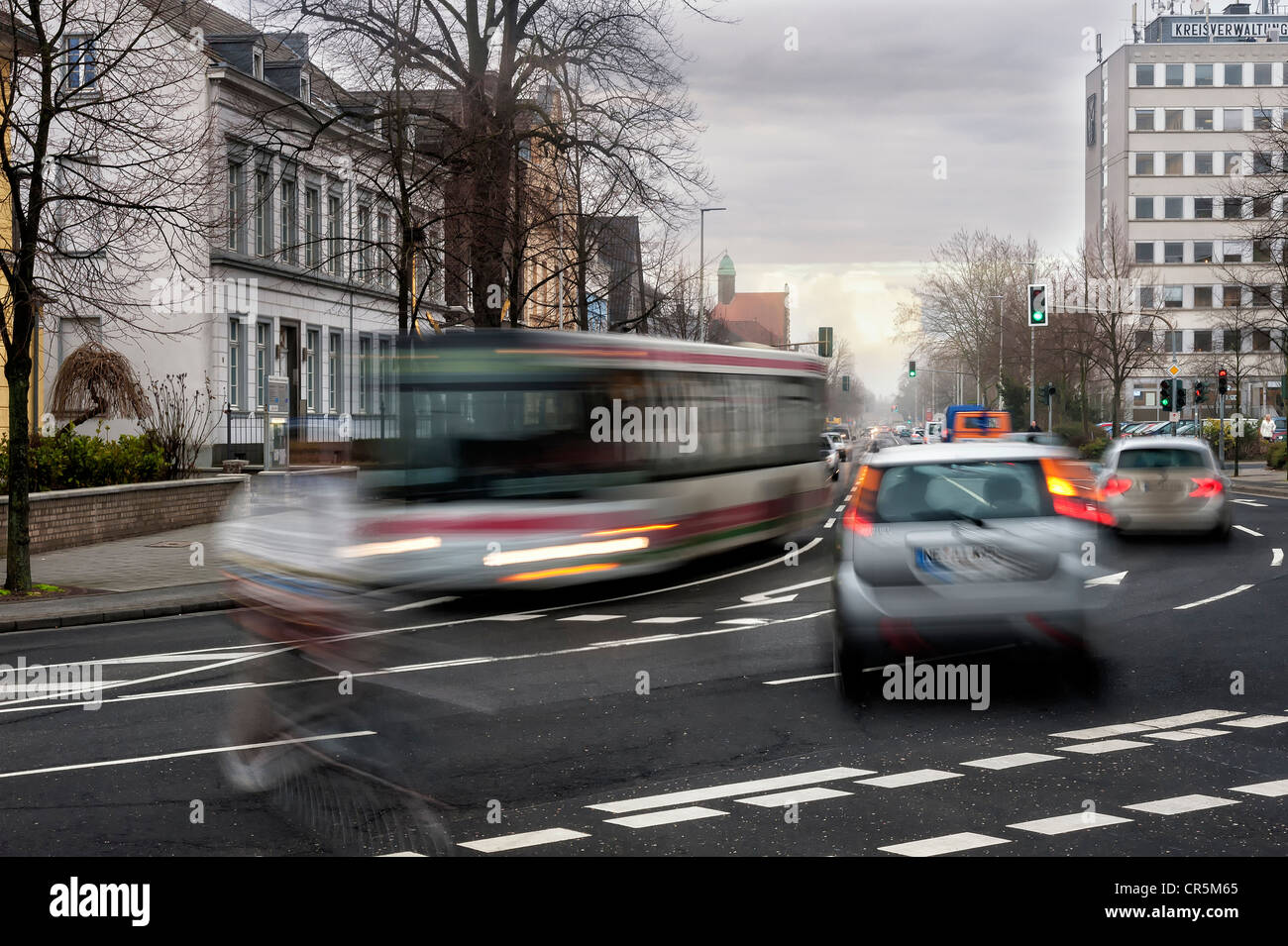 Attraversamento pedonale di una strada nel traffico in movimento, Grevenbroich, Renania settentrionale-Vestfalia, Germania, Europa Foto Stock