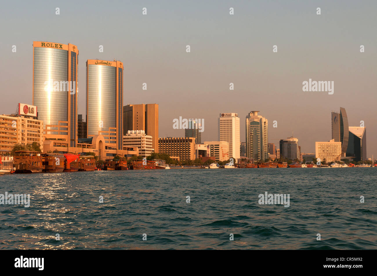 Elk206-2043 Emirati Arabi Uniti Dubai, Deira attraverso lo skyline di Dubai Creek con Deira Twin Towers Foto Stock