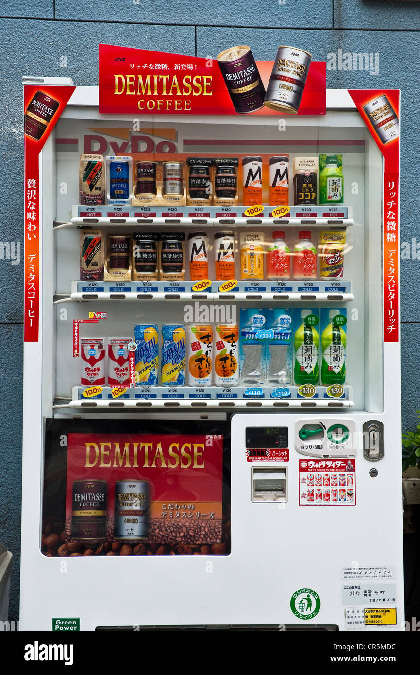 Giappone, Isola di Kyushu, città di Beppu, famosa per le sue sorgenti di acqua calda (Onsen), distributore di bevande Foto Stock