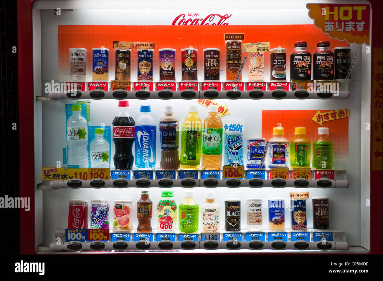 Giappone, Isola di Kyushu, città di Beppu, famosa per le sue sorgenti di acqua calda (Onsen), distributore di bevande Foto Stock