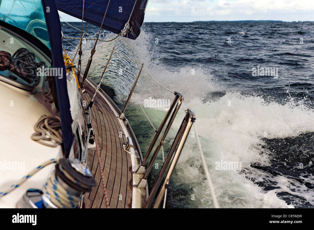 Sailing yacht con una forte inclinazione, Gedser, Falster, Danimarca, Europa Foto Stock