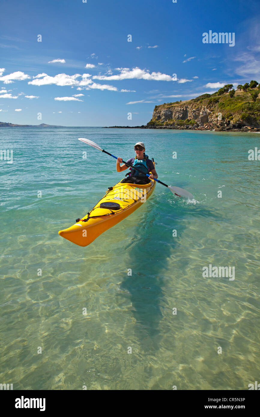 Kayak di mare dalla spiaggia vicino punto di medici e Mapoutahi Pa, Storico  Pa maori sito, a nord di Dunedin, Isola del Sud, Nuova Zelanda Foto stock -  Alamy