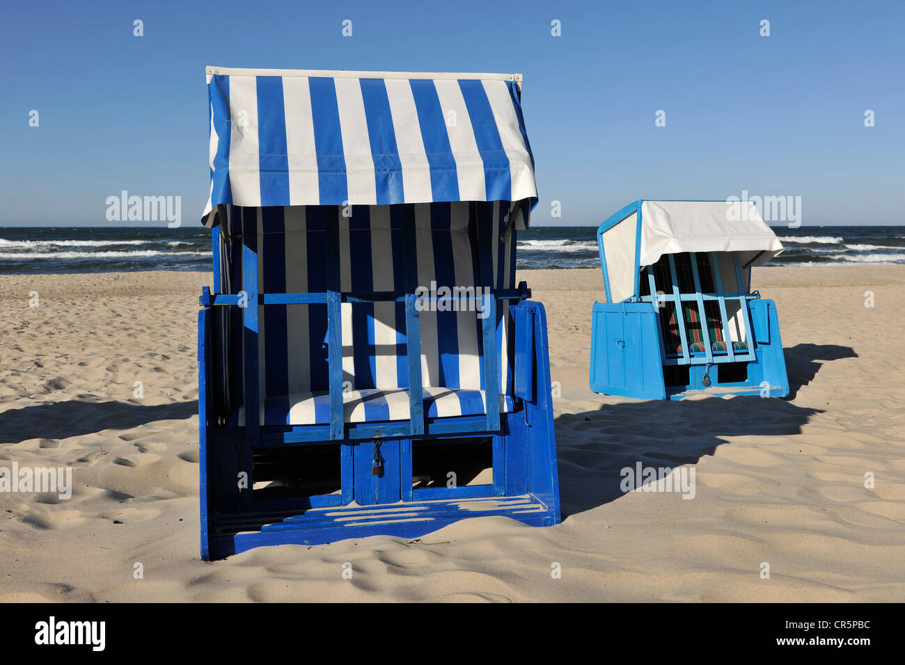 Blu e bianco con tetto di sedie da spiaggia in vimini su una spiaggia vicino Göhren, Ruegen, Meclemburgo-Pomerania Occidentale, Germania, Europa Foto Stock