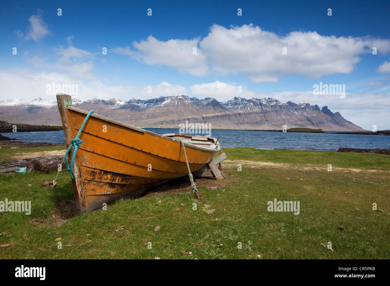 Barca a oriente di fiordi, Islanda, Europa Foto Stock